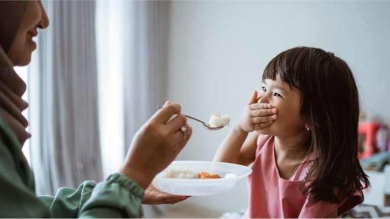 How do I get my child to eat without a phone? – and other screens too.