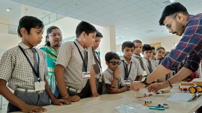 Becoming a Robotics Teacher – Skills, Salary and Opportunities